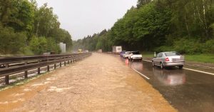 Dálnice D1 částečně pod vodou. Foto: Policie ČR
