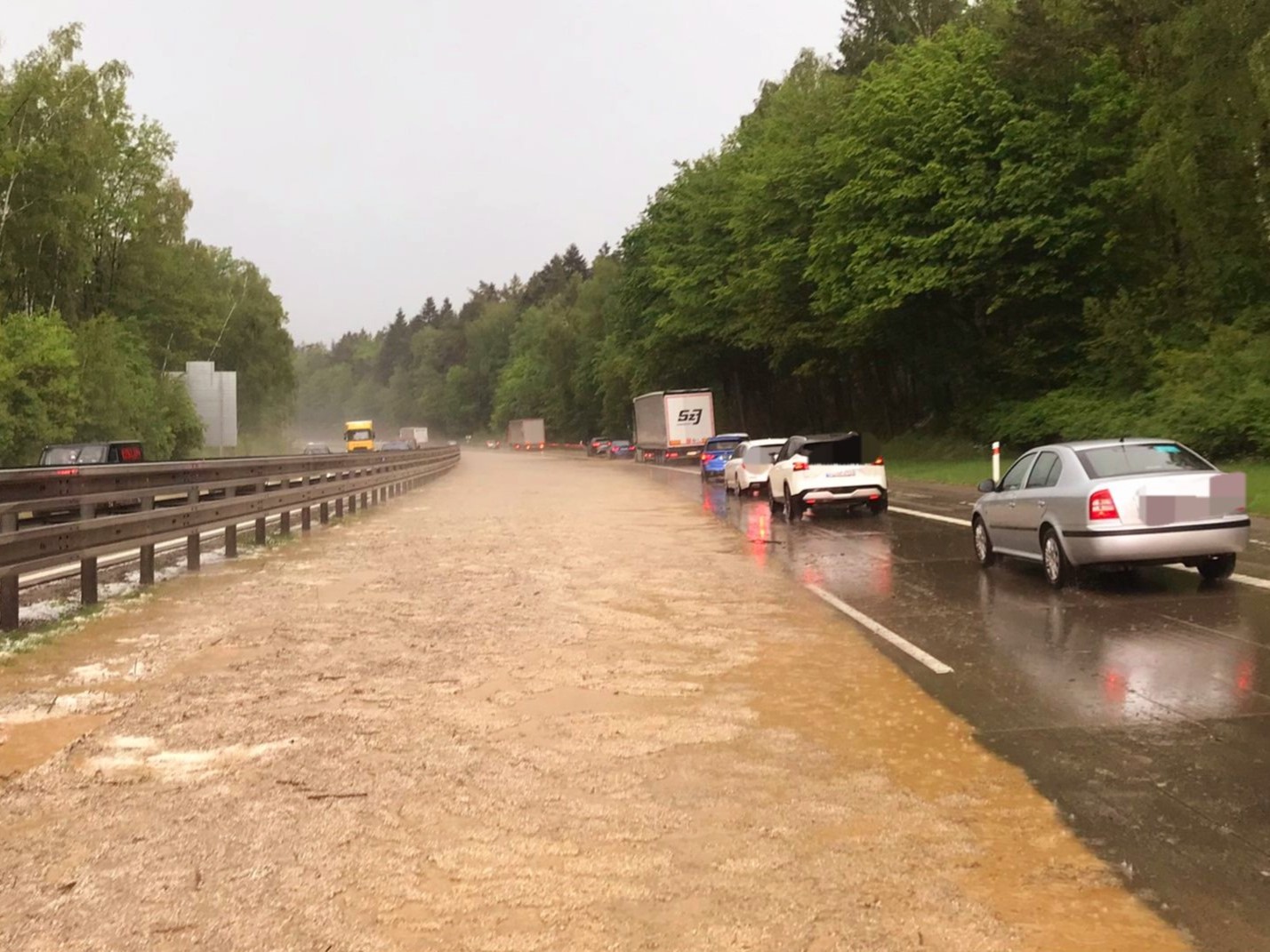 Dálnice D1 částečně pod vodou. Foto: Policie ČR
