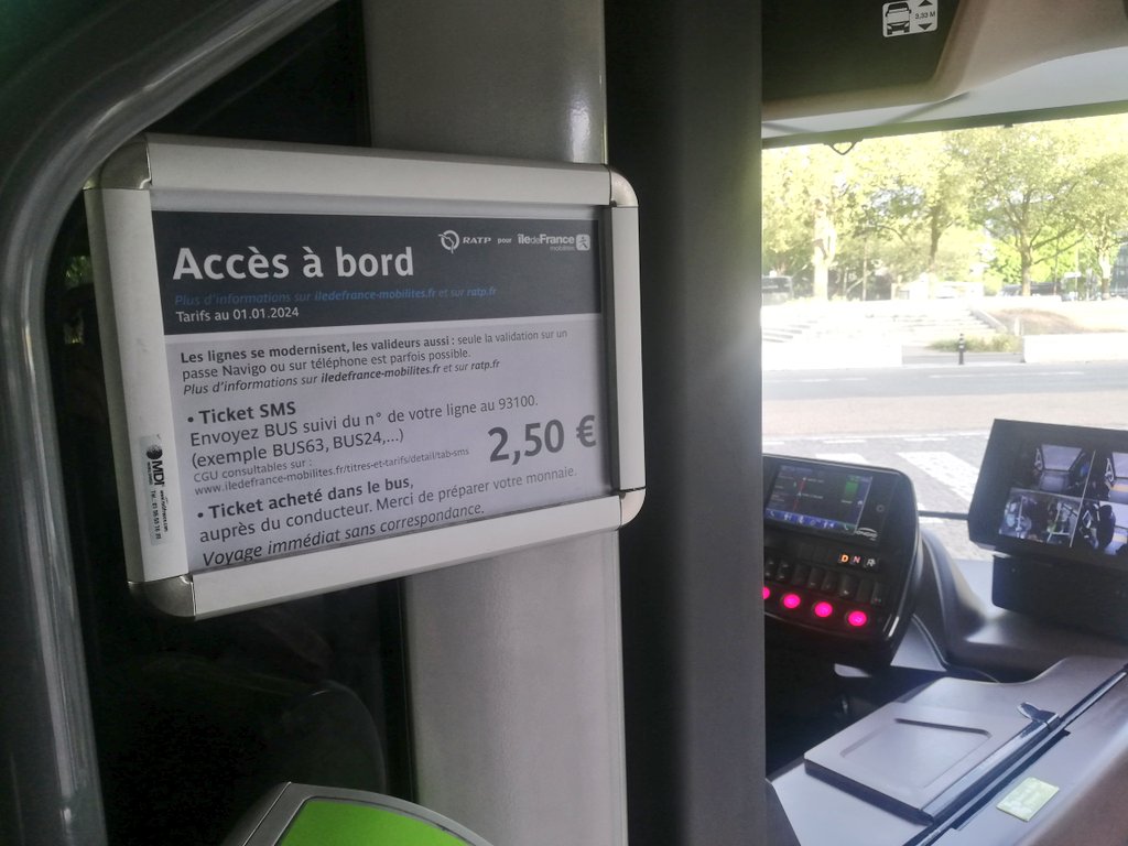 Prodej jízdenek u řidiče autobusu v pařížské MHD. Foto: AUT / FNAUT IDF