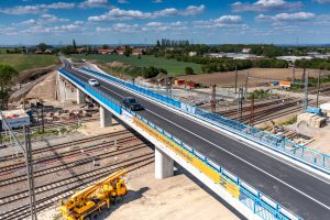 Nový silniční nadjezd ve Mstěticích. Foto: Správa železnic