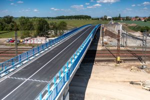 Nový silniční nadjezd ve Mstěticích. Foto: Správa železnic