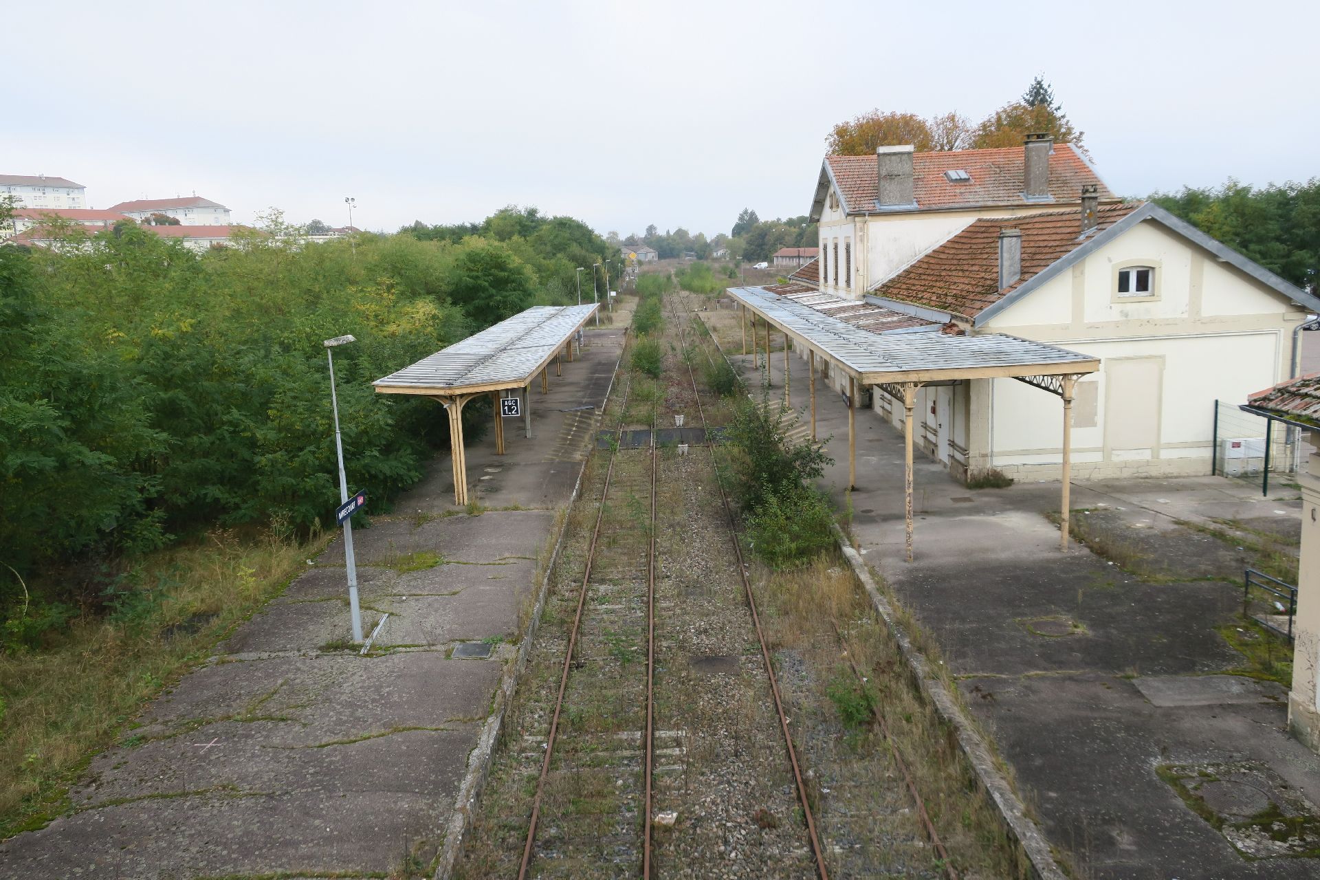 Opuštěné nádraží ve městě Mirecourt na trati z Nancy do Vittelu. Foto: Mathieu Kappler / Wikimedia Commons
