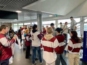 Lotyšští fanoušci vítající své hokejisty u gatu před odletem.
Foto: Zdopravy.cz / Vojtěch Očadlý