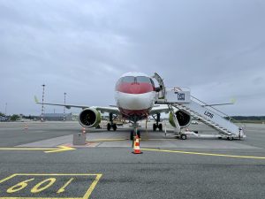 Letoun Airbus A220-300 letecké společnosti airBaltic před odletem do Ostravy.
Foto: Zdopravy.cz / Vojtěch Očadlý
