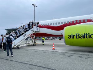 Letoun Airbus A220-300 letecké společnosti airBaltic s hokejisty Lotyšska před odletem do Ostravy.
Foto: Zdopravy.cz / Vojtěch Očadlý