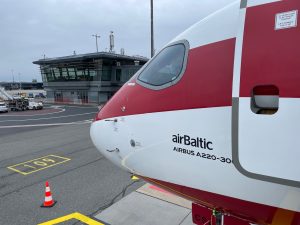 Letoun Airbus A220-300 letecké společnosti airBaltic před odletem do Ostravy.
Foto: Zdopravy.cz / Vojtěch Očadlý