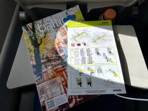 Palubní magazín a bezpečnostní karta Airbusu A220-300 společnosti airBaltic.
Foto: Zdopravy.cz / Vojtěch Očadlý