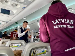 Výčep na palubě hokejového letu společnosti airBaltic do Ostravy. Foto: Zdopravy.cz / Vojtěch Očadlý