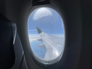 Pohled z letounu Airbus A220-300 letecké společnosti airBaltic na hokejovém letu do Ostravy.
Foto: Zdopravy.cz / Vojtěch Očadlý