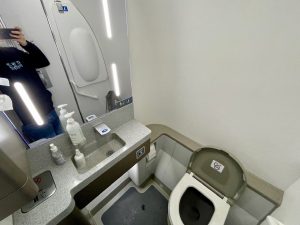 Toaleta v Airbusu A220-300 společnosti airBaltic.
Foto: Zdopravy.cz / Vojtěch Očadlý