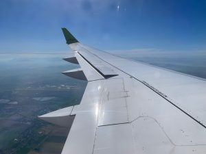 Pohled z letounu Airbus A220-300 letecké společnosti airBaltic na hokejovém letu do Ostravy. Vlevo dole za křídlem ostravské letiště.
Foto: Zdopravy.cz / Vojtěch Očadlý