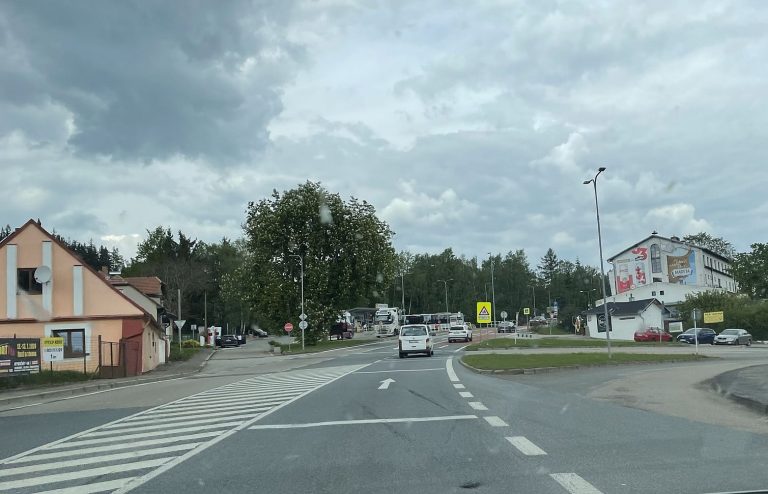 Silnice I/3 na průtahu Miličínem a místo budoucího kruhového objezdu. Autor: Zdopravy.cz/Jan Šindelář