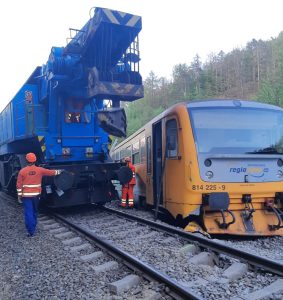 Nehodový vlak a vykolejená Regionova. Foto: Hasiči SŽ