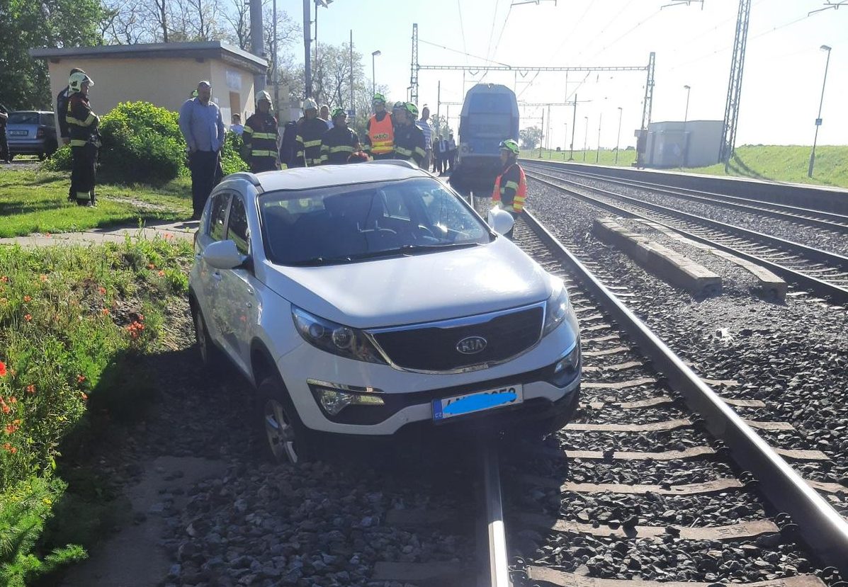 V Rostoklatech špatně zabrzděné auto vjelo do trati. Foto: Hasiči SŽ