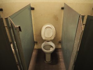 Hygienické zázemí ochranného systému metra aneb záchodky desítky metrů pod zemí. Foto: Zdopravy.cz / Jan Nevyhoštěný
