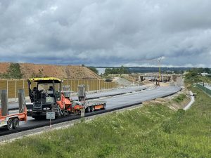 Dálnice D3 severně od tunelu Pohůrka už má asfaltovou vozovku (28. 5. 2024). Autor: Zdopravy.cz/Jan Šindelář