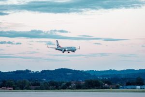 Letadlo Smartwings přistává na letišti v Českých Budějovicích. Pramen: JLČB