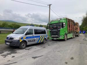 Pravěpodobně přetížený kamion se dřevem, jehož řidič odmítl vážení a zaplatil pokutu 100 tisíc korun. Foto: Policie ČR
