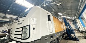 Proces polepu lokomotivy Siemens Vectron zlatou fólií. Foto: České dráhy