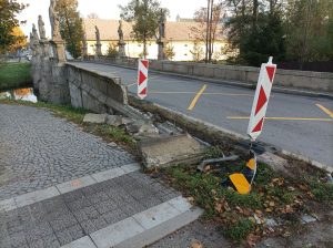 Poničený barokní most na I/37 ve Žďáru nad Sázavou. Pramen: ŘSD