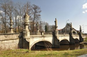 Barokní most na I/37, Žďár nad Sázavou. Autor: Herbert Frank from Wien (Vienna),  CC BY 2.0, https://commons.wikimedia.org/w/index.php?curid=69877628