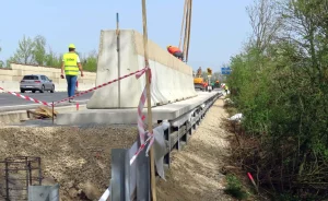 Stavba nové mobilní protihlukové stěny na dálnici D5 u  Rudné. Foto: ŘSD