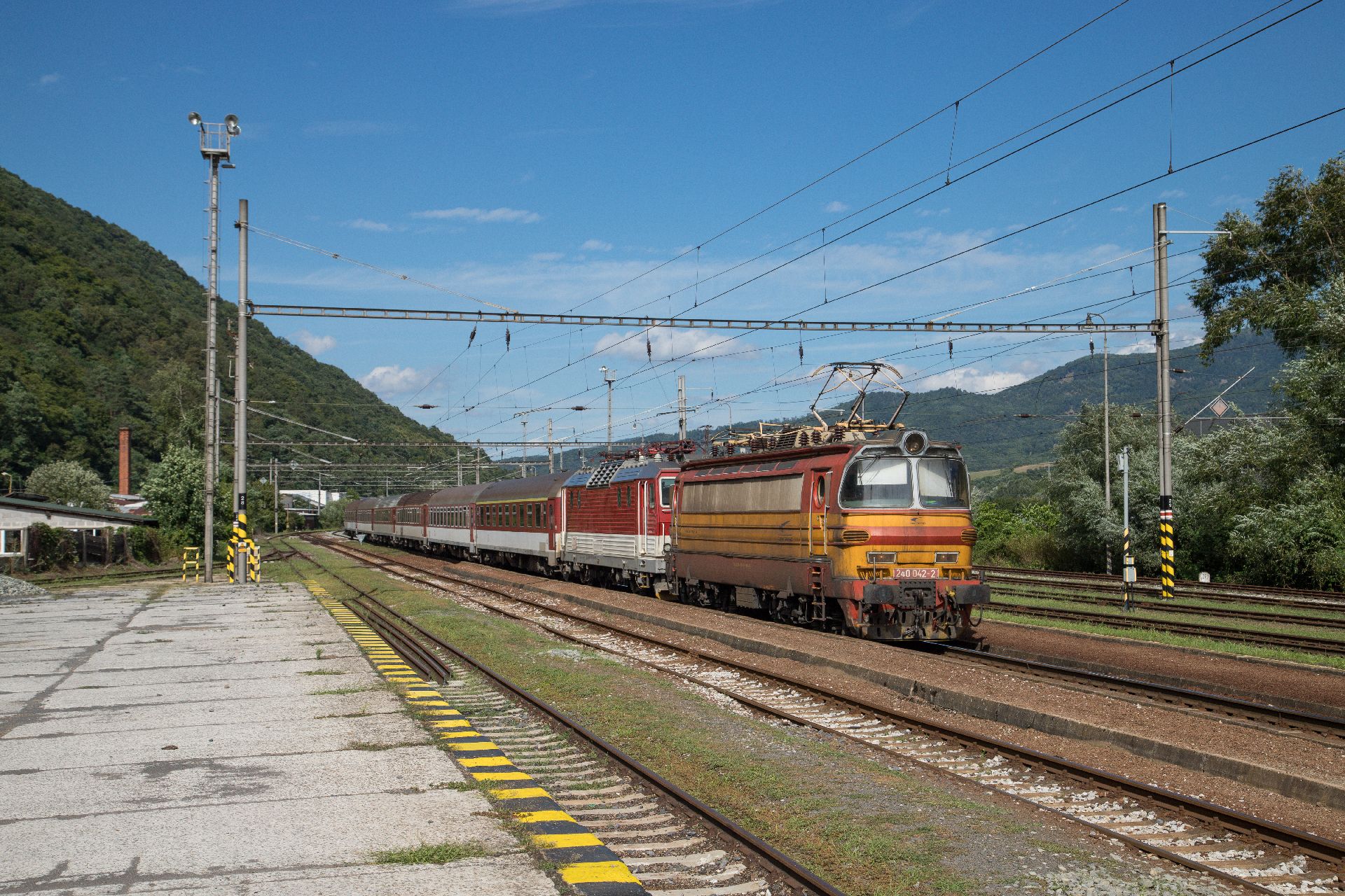 Vlak ZSSK ve stanici Nová Baňa. Foto: Flickr.com/Mathijs Verweij