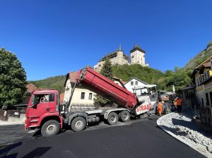 Opravený úsek silnice v Karlštejně. Foto: Strabag