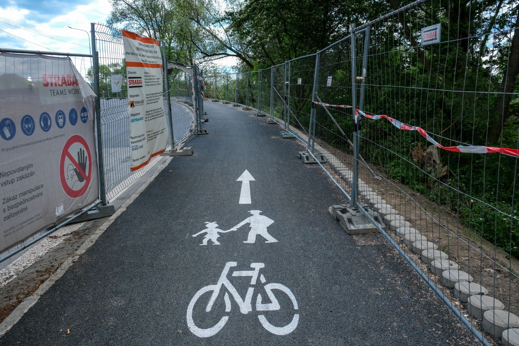 Nová cyklostezka na mostě přes Odru mezi Polankou a Starou Bělou, foto týden před otevřením. Foto: Adolf Horsinka / Ostrava