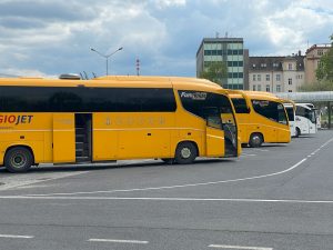 Autobusy RegioJetu na autobusovém nádraží v Liberci. Foto: Jan Sůra / Zdopravy.cz