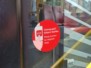 Kampaň na používání tlačítek pro zastavení autobusů MHD v zastávkách na znamení. Foto: Zdopravy.cz