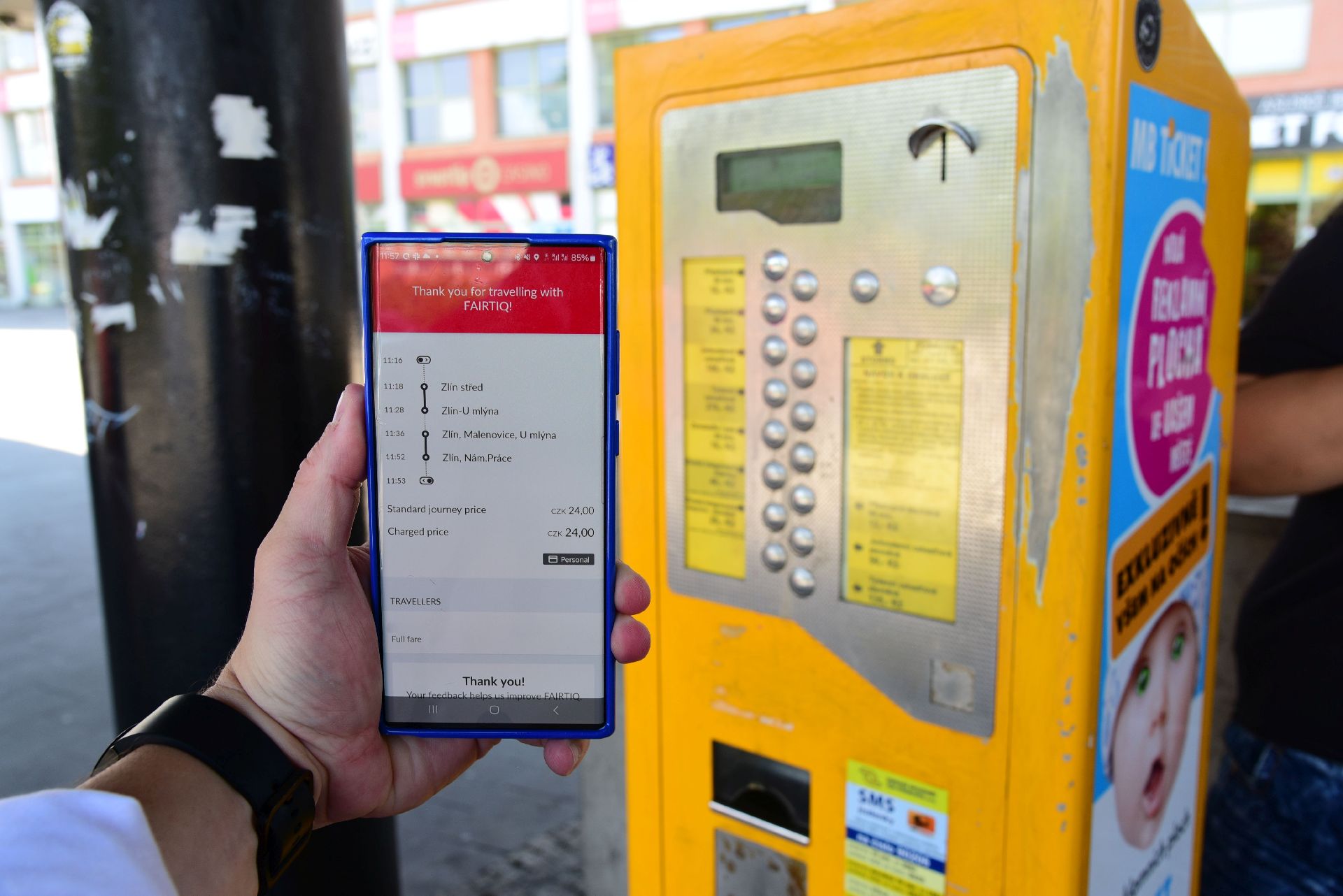 Aplikace Fairtiq a automat na nákup jízdenek. Foto: András Ekés /Fairtiq