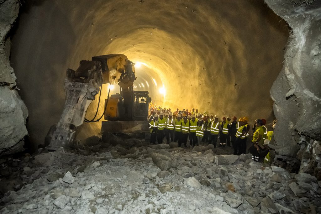Proražení tunelu Lokev. Ilustrační foto: 2TDK.si