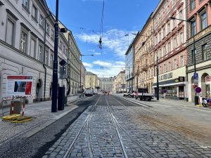 Zrekonstruovaná trať v Havlíčkově a Dlážděné ulici. Foto: DPP