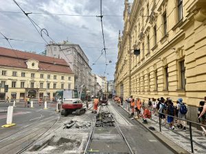 Oprava tramvajové tratě v oblasti křižovatky Spálené a Myslíkovy ulice. Foto: DPP
