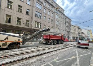 Oprava tramvajové tratě v oblasti křižovatky Spálené a Myslíkovy ulice. Foto: DPP