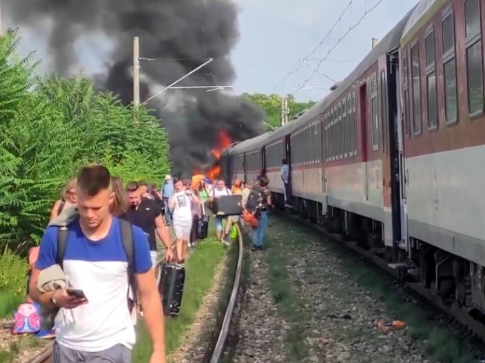 Na Slovensku se střetl vlak EC 279 s autobusem. Zdroj: Facebook.com - Obmedzenia prevádzky na tratiach ŽSR
