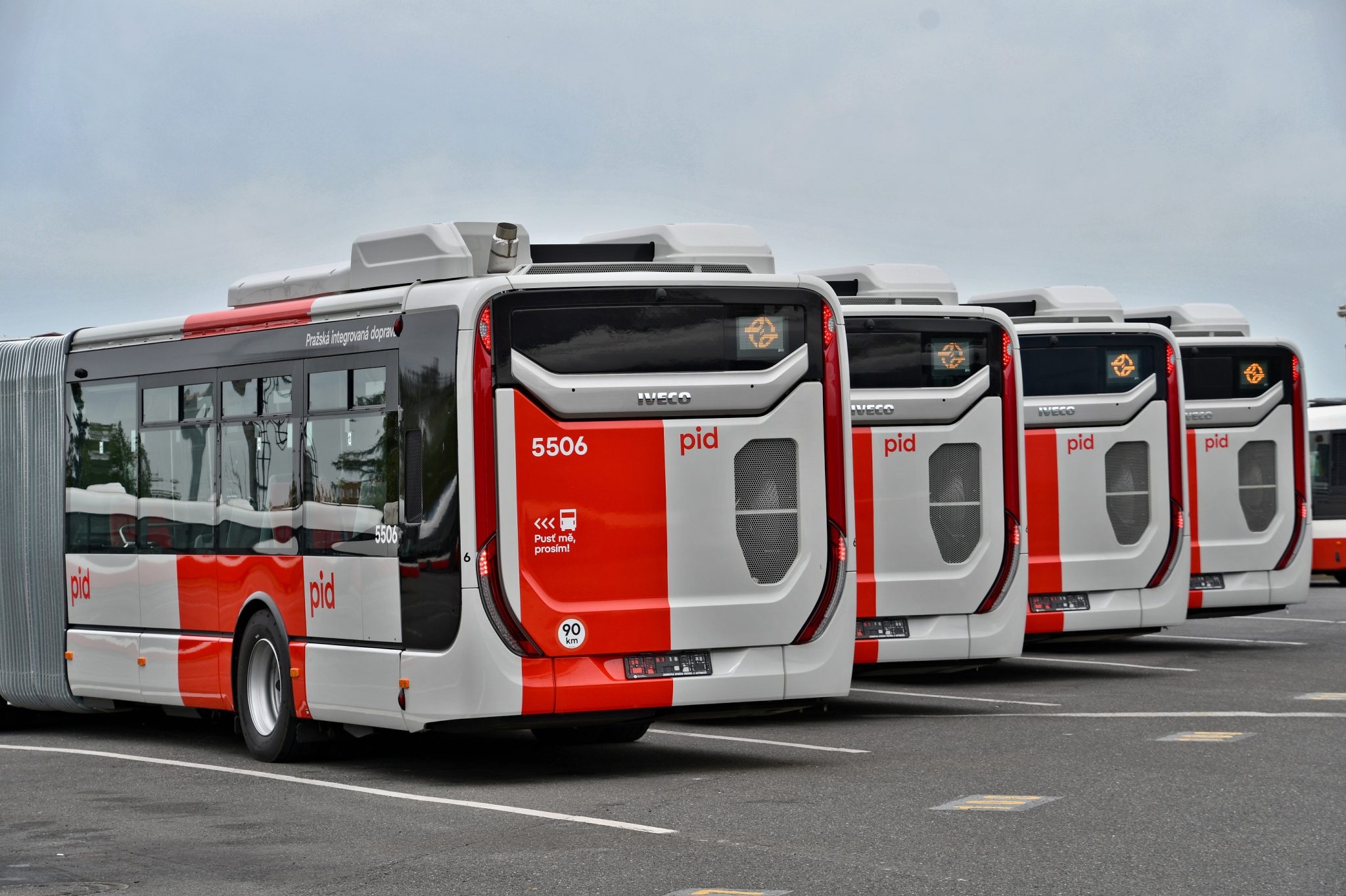 První dodané autobusy Iveco Urbanway Hybrid 18M v Praze. Foto: DPP – Zdeněk Bek