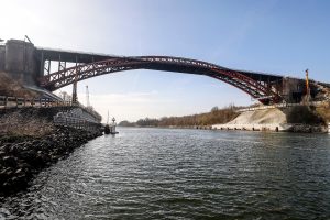 Stavba nového mostu přes Kielský průplav. Pramen: Metrostav