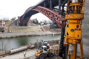Stavba nového mostu přes Kielský průplav. Pramen: Metrostav