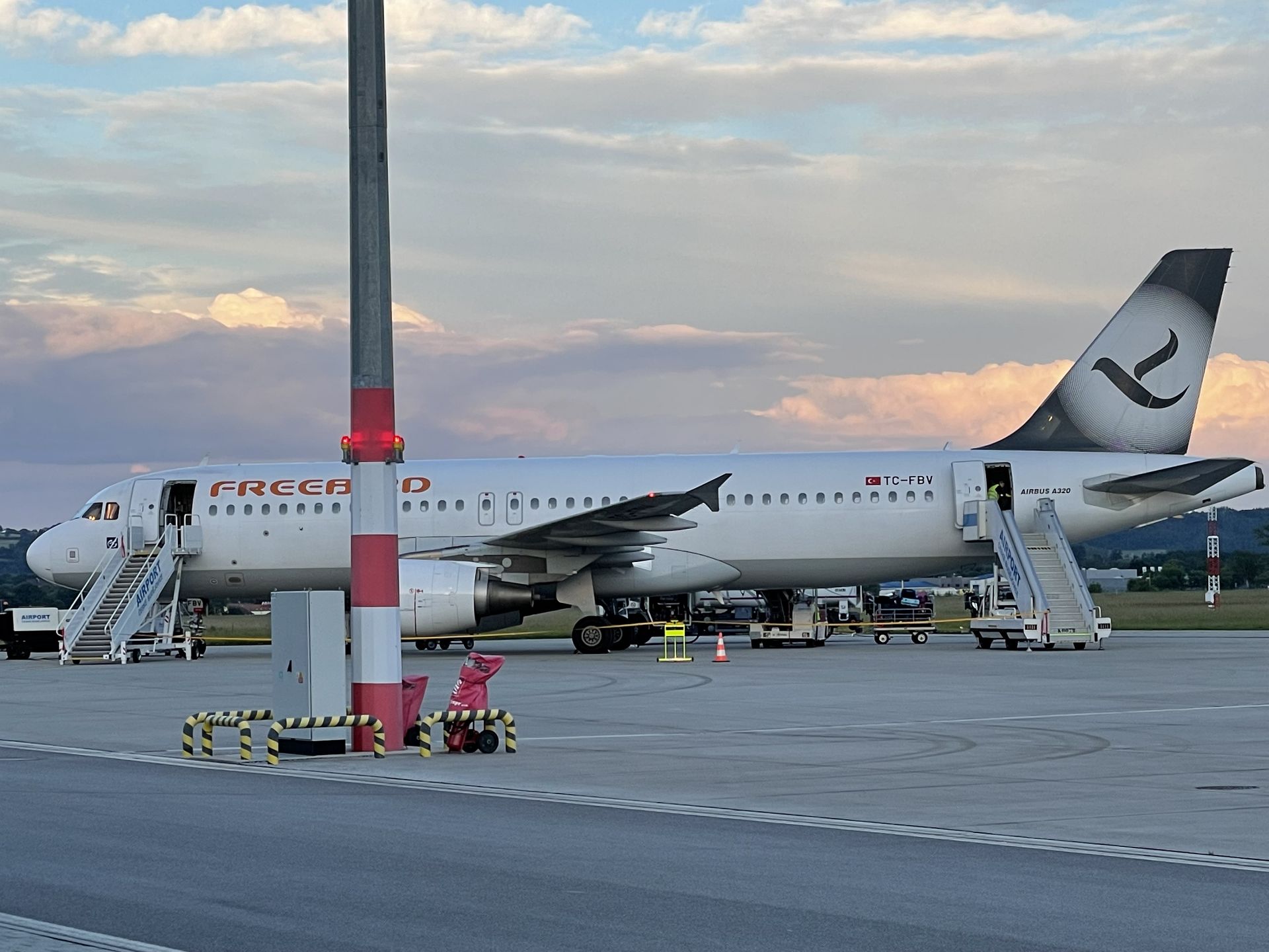 Airbus A320 společnosti Freebird, letiště České Budějovice. Autor: Zdopravy.cz/Jan Šindelář