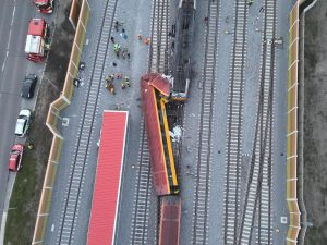 Dronové záběry ze srážky vlaků v Pardubicích. Foto: Hasiči SŽ