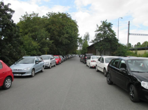 Parkování v okolí nádraží v Říčanech v současnosti. Zdroj: David Koubek, ČVUT
