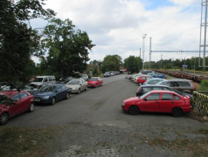 Parkování v okolí nádraží v Říčanech v současnosti. Zdroj: David Koubek, ČVUT