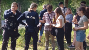 Policie zasahuje při konfliktu mezi studenty a revizorem během školního výletu ke Slapské přehradě. Zdroj: Události ČT