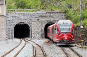 Nový (vlevo) a původní tunel Albula. Foto: swiss-image.ch/Andy Mettler