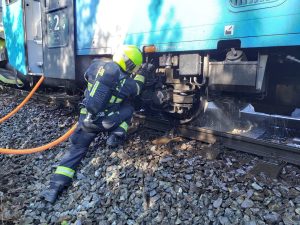 Požár jednotky 845 dopravce Arriva vlaky ve Kbelích. Foto: Hasiči Správy železnic