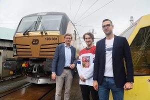 Lokomotiva Siemens Vectron se zlatým polepem. Foto: České dráhy