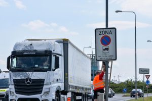 Instalace značek zakazující stání kamionů v Plzni. Foto: Martin Pecuch / Plzen.eu