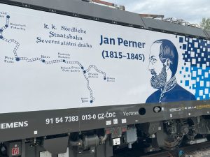 ČD Cargo pokračuje v tradici speciálních polepů. Nová lokomotiva Siemens Vectron připomíná železničního stavitele Jana Pernera. Foto: Jan Sůra / Zdopravy.cz